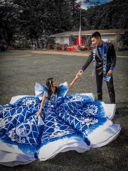 Orgullosa, Lu Asey Keanna luce el diseño que su hermano hizo especialmente para su graduación