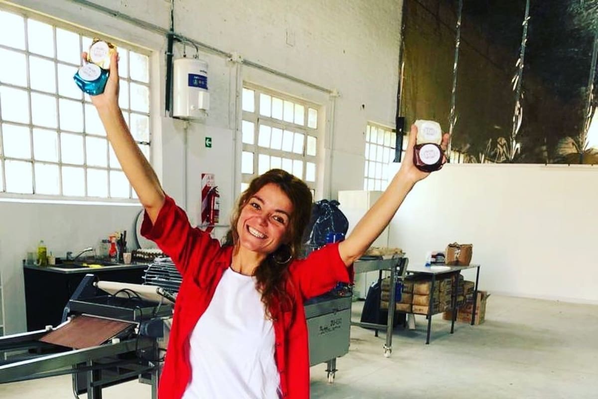 Orgullosa y feliz el día que inauguró la fábrica