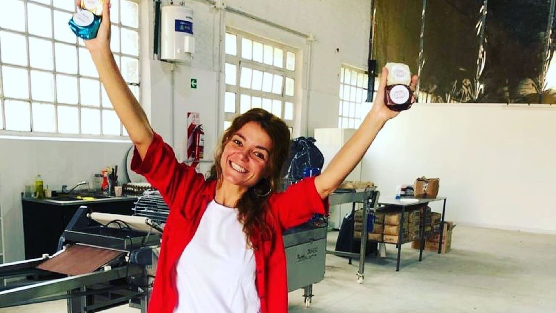 Orgullosa y feliz el día que inauguró la fábrica