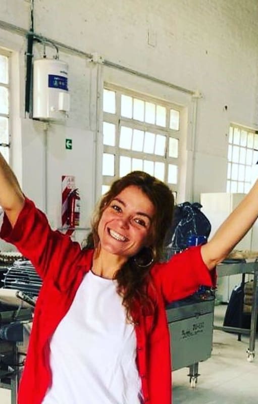 Orgullosa y feliz el día que inauguró la fábrica