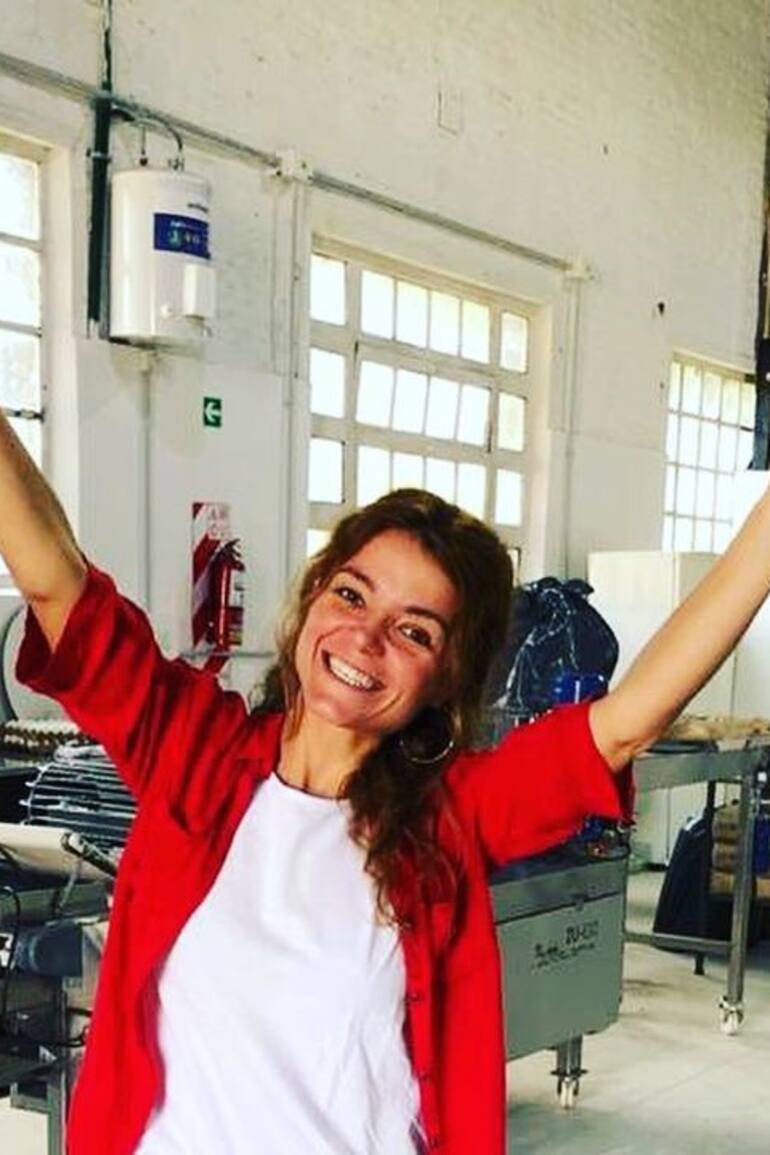 Orgullosa y feliz el día que inauguró la fábrica
