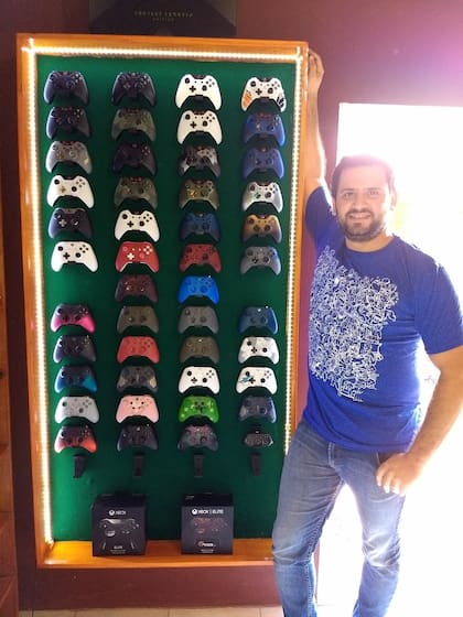 Orgulloso, este misionero quiere llegar a tener la colección más grande del mundo