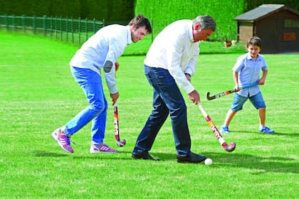 Orgulloso por la convocatoria de su nieto mayor para formar parte de la selección de hockey argentina, agarró un palo y corrió detrás de la bocha por el jardín de su casa. Los acompañó Diego, el hermano menor de Luca