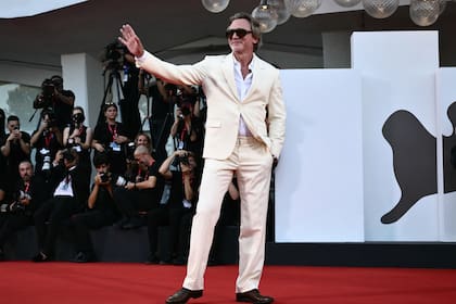 Orgulloso, y en un claro quiebre con su pasado de James Bond, Daniel Craig presentó su último personaje en el Festival de Cine de Venecia el martes. En Queer, la nueva película de Luca Guadagnino, el actor interpreta a un estadounidense gay adicto a las drogas