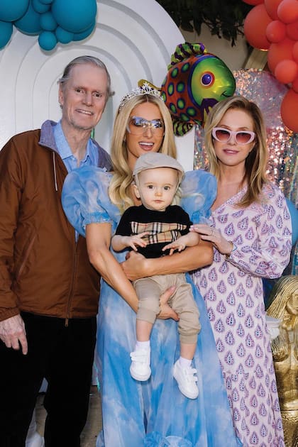 Orgullosos, los abuelos Richard y Kathy Hilton posan con su hija y su nieto.
