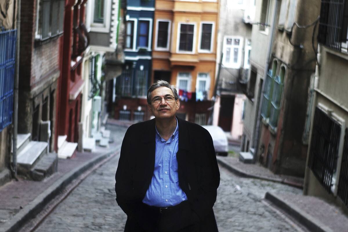 Orham Pamuk camina por el barrio de Balat, Estambul