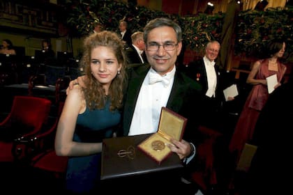 El escritor turco Orhan Pamuk posa con su hija Rüya tras recibir el Premio Nobel de Literatura 2006 en el Konserthuset de Estocolmo, Suecia