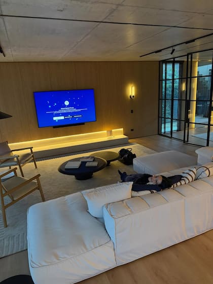 Oriana aparece relajada en un ambiente moderno que fusiona lo industrial con lo rústico (Foto: Instagram/@paulodybala)
