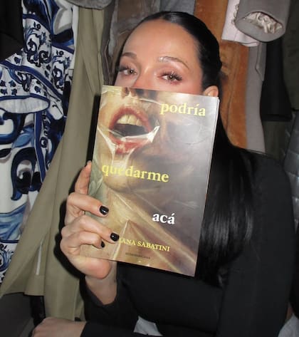 Oriana Sabatini con Podría quedarme acá, su primera novela (Foto: Instagram @orianasabatini)