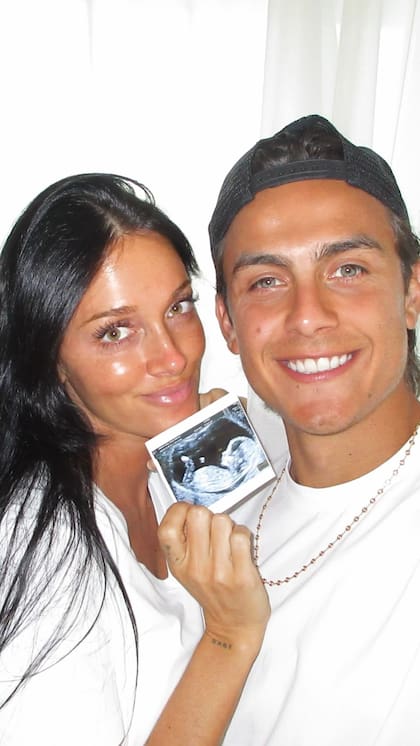 Oriana Sabatini y Paulo Dybala muestran la imagen de la ecografía con su futuro bebé