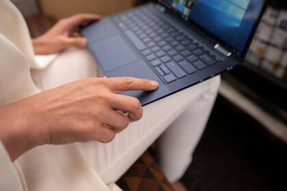 Orientado al sector corporativo y profesional, la HP Dragonfly tiene un lector de huellas dactilares, utiliza Windows 10 y cuenta con procesadores Intel Core i de octava generación