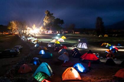Orientalones como el de La Cumbrecita incluyen un campamento nocturno