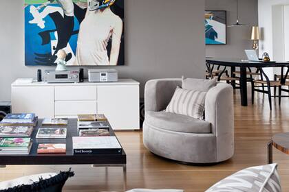 Original y diferente, un, sillón redondo corta las líneas rectas del resto del mobiliario de esta sala de estar contemporánea