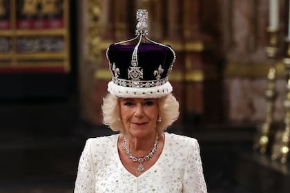 Originalmente, el diseño de la corona que lució Camilla estaba inspirado en la corona de la reina Alexandra, suegra de Mary. Fue construida de tal manera que los arcos se pudieran quitar para ser usada como diadema. Modificada por decisión de Camilla, esta corona suma los diamantes Cullinan III, IV y V, favoritos de su suegra, la reina Isabel II.