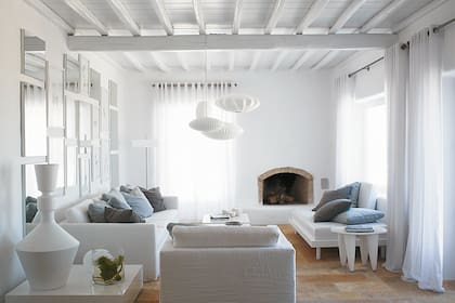 Originalmente oscuras, las vigas de madera se arenaron y pintaron de blanco.