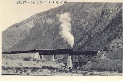 Originalmente recibió el nombre de Ferrocarril Huaytiquina, en referencia al paso cordillerano por el que se pretendía cruzar la frontera