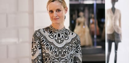Oriole Cullen, curadora senior de Moda y Textiles del V&A
