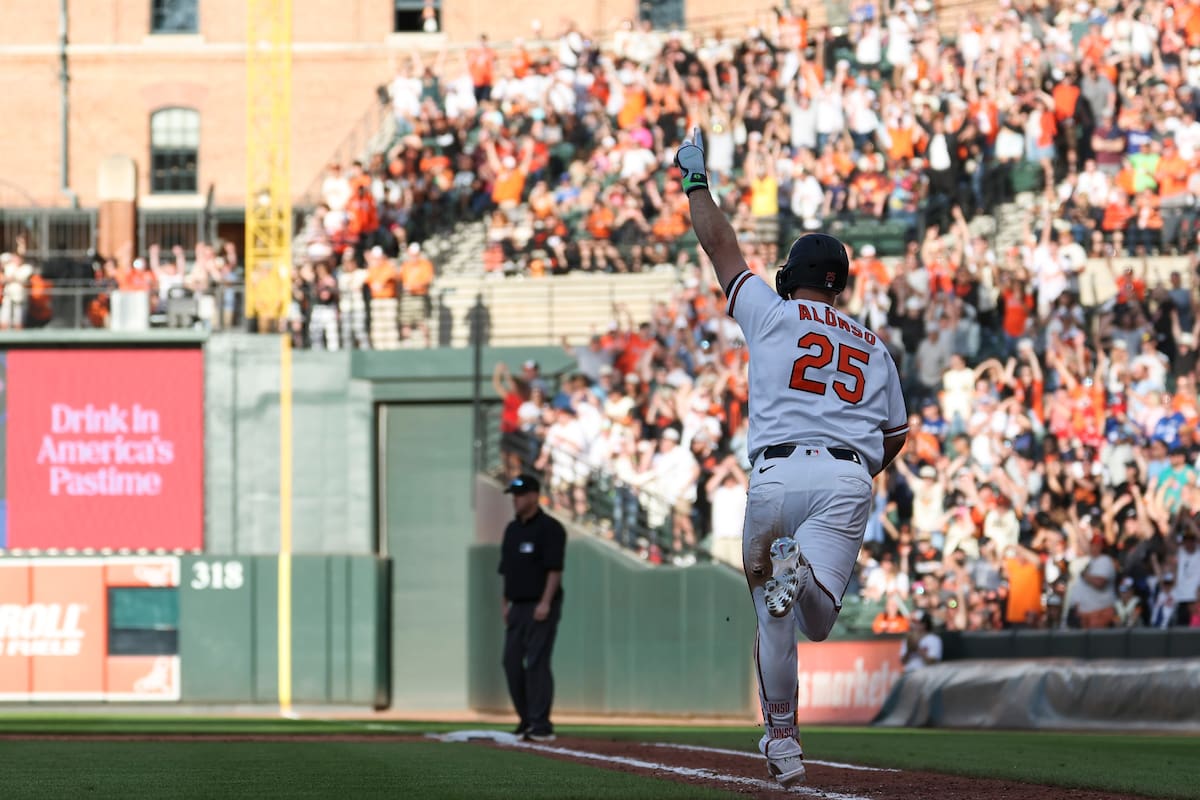 Orioles anotan cinco carreras en la novena y se imponen 6-5 sobre Azulejos