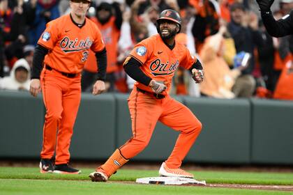 Orioles remontan y superan 5-4 a Toronto pese a jonrón de excompañero Santander