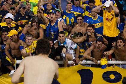 Orion, en cuero, le lanza su camiseta a la hinchada