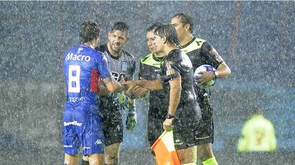 Orion y Galmarini con los árbitros, al momento de la suspensión
