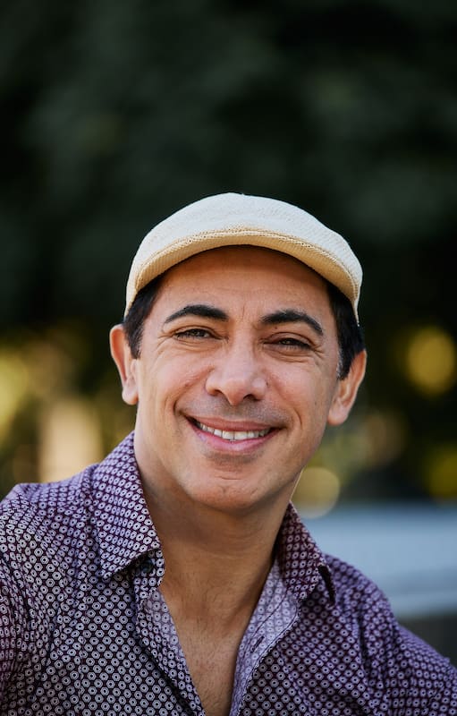 Oriundo del Norte argentino, el actor y cantante rápidamente se destacó en la escena musical de Buenos Aires