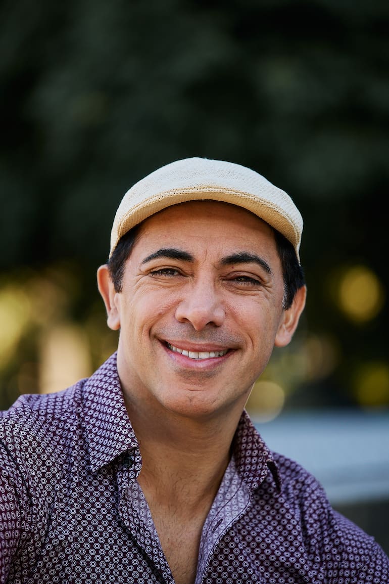 Oriundo del Norte argentino, el actor y cantante rápidamente se destacó en la escena musical de Buenos Aires