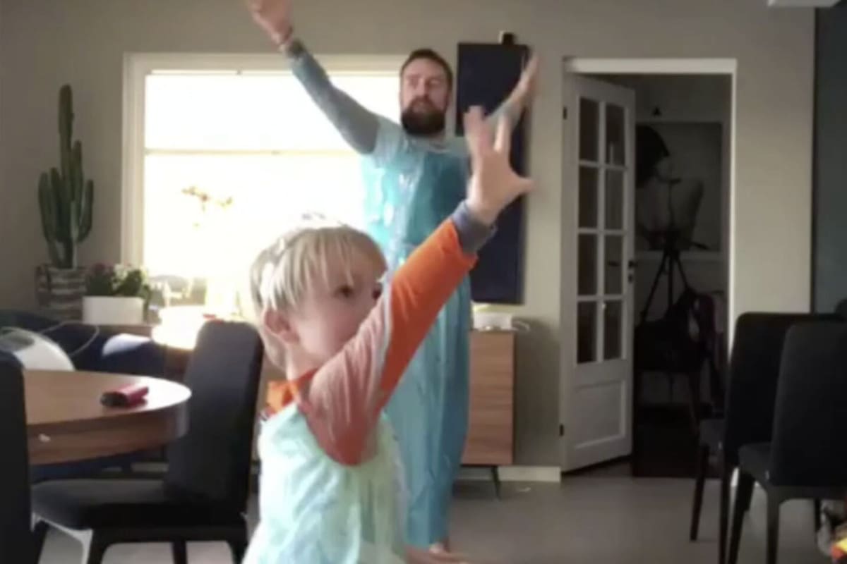 Ørjan Burøe baila junto a su hijo Dexter al ritmo de la canción "Let It Go" de la película de Disney "Frozen"