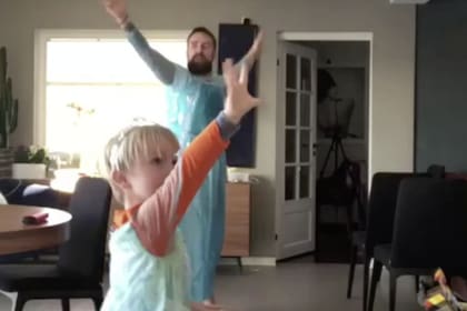 Ørjan Burøe baila junto a su hijo Dexter al ritmo de la canción "Let It Go" de la película de Disney "Frozen"