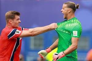 El arquero de Noruega atajó un penal en el duelo por los octavos de final para mantener el empate