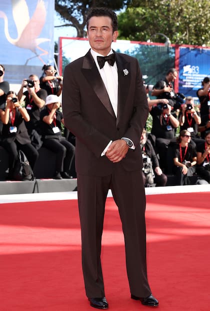 Orlando Bloom, el actor que interpreta al interés amoroso de las gemelas, también estuvo presente en Venecia, y posó muy elegante para las cámaras antes de la proyección