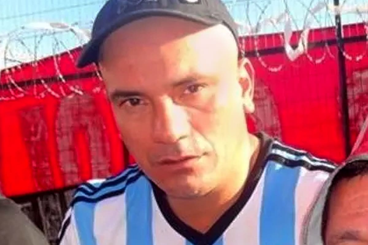 Orlando Miguel "Nano" Leiva, el líder de Los de Siempre, una de las facciones de la hinchada de Colón, pidió que el club blanqueara su relación laboral; dice trabajar 24 horas semanales en diversas funciones.