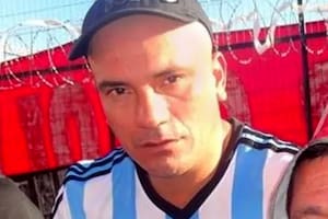 Orlando Miguel "Nano" Leiva, el líder de Los de Siempre, una de las facciones de la hinchada de Colón, pidió que el club blanqueara su relación laboral; dice trabajar 24 horas semanales en diversas funciones.