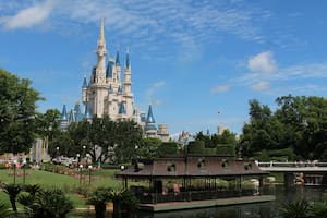 Orlando que tiene vuelos baratos por $80.000 con una escala