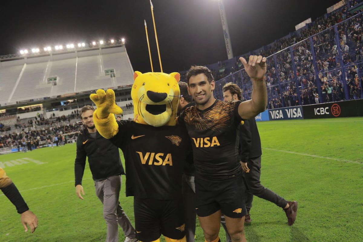 Orlando y el saludo final, con la mascota de Jaguares