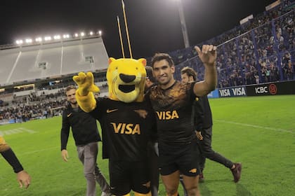 Orlando y el saludo final, con la mascota de Jaguares