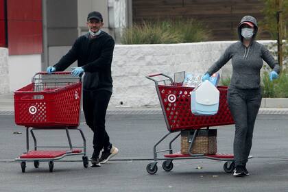 Orlando y Katy, hace unos días haciendo compras con las precauciones necesarias