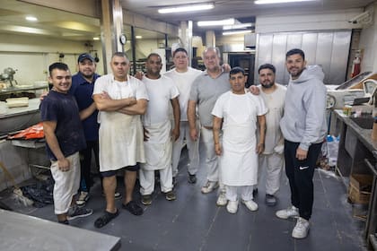 Ormazábal con su equipo de trabajo sonríen para la cámara