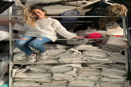Ornella Basilotta junto a los bolsones de arena que reutiliza para confeccionar bolsos y accesorios