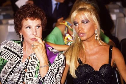 Ornella Vanoni y Donnatella Versace en 1991; Umberto Pizzi retrató los tiempos de la llamada dolce vita en Italia y también el período posterior que para muchos es menos glamoroso y con una ostentación exagerada de riqueza y, a veces, mal gusto