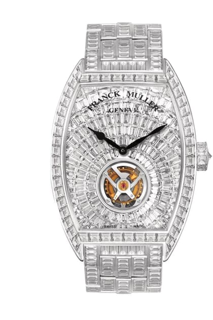 Oro blanco y 600 diamantes baguette conforman la caja del Cintrée Curvex Tourbillon, el modelo que la casa Franck Muller, fundada en el año 1992, diseñó para el jugador portugués. No es la primera vez que luce esta pieza: ya la usó para la gala The Best de la FIFA 2023, en enero de este año.