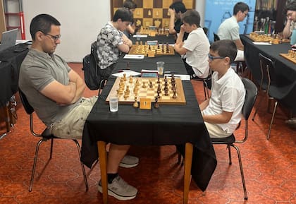 Oro consiguió su título de maestro internacional en una partida contra el chileno Fernando Valenzuela Gomez; frente a frente y en partidas clásicas (@El_Divis)