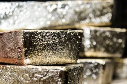 Oro registra mayor caída diaria desde 1983; plata sufre peor jornada en la historia