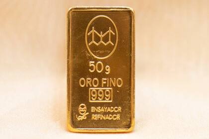 Oro retrocede desde pico histórico, mercado atento a datos en EEUU