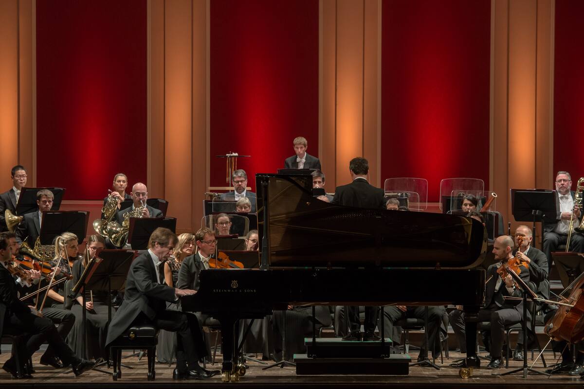 Orquesta Filarmónica de Lieja, su director, Gergely Madaras y el pianista Nikolay Lungansky, anoche en el Teatro Colón