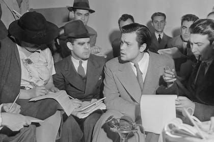 Orson Welles en la conferencia de prensa posterior a la emisión de La guerra de los mundos, donde mostró cierto arrepentimiento por lo que había pasado