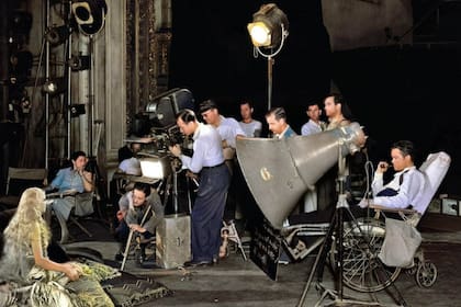 Orson Welles en silla de ruedas luego de su caída en el set, dirige una escena de El ciudadano protagonizada por Dorothy Comingore, quien interpretaba a la segunda esposa de Kane, inspirada en Marion Davies