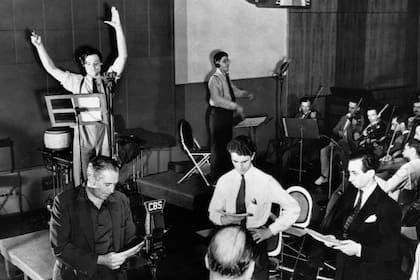 Orson Welles en un ensayo con el elenco del Mercury Theater of the Air en La guerra de los Mundos