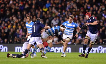 Ortega Desio intenta avanzar, con el respaldo de Isa, en uno de los esporádicos avances por sorpresa de los Pumas