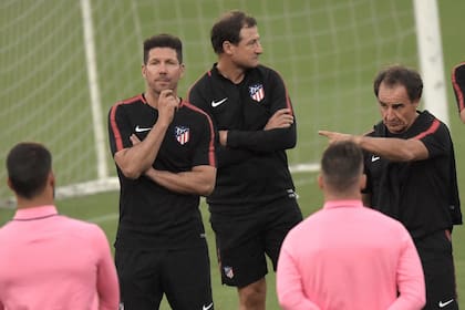 Ortega hace indicaciones en Atlético de Madrid y Simeone mira; el PF es una persona clave en el cuerpo técnico colchonero